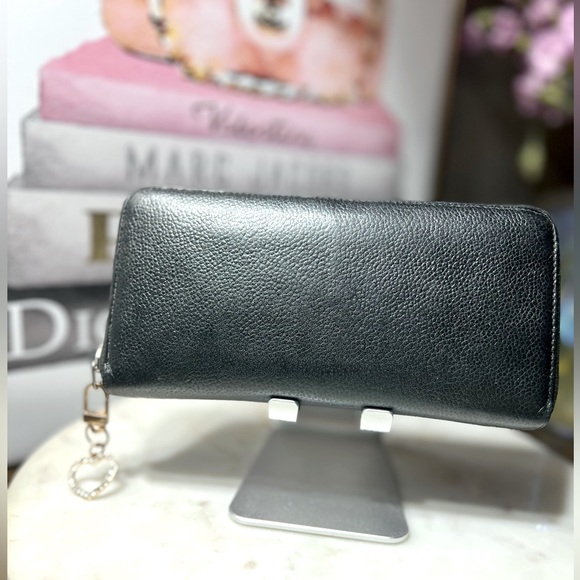 Yves Saint Laurent black pebbled leather zip around continental Wallet - Picture 1 of 14